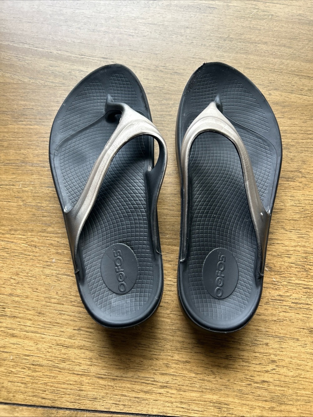 OOFOS Women's Black and Bronze Thong Sandals